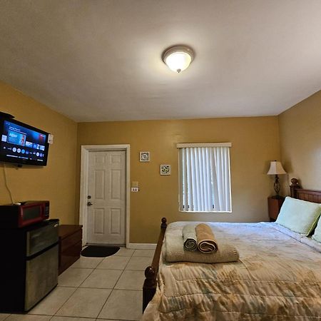 Royal Poinciana Inn Miami Springs Exterior foto