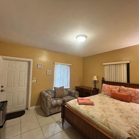 Royal Poinciana Inn Miami Springs Exterior foto