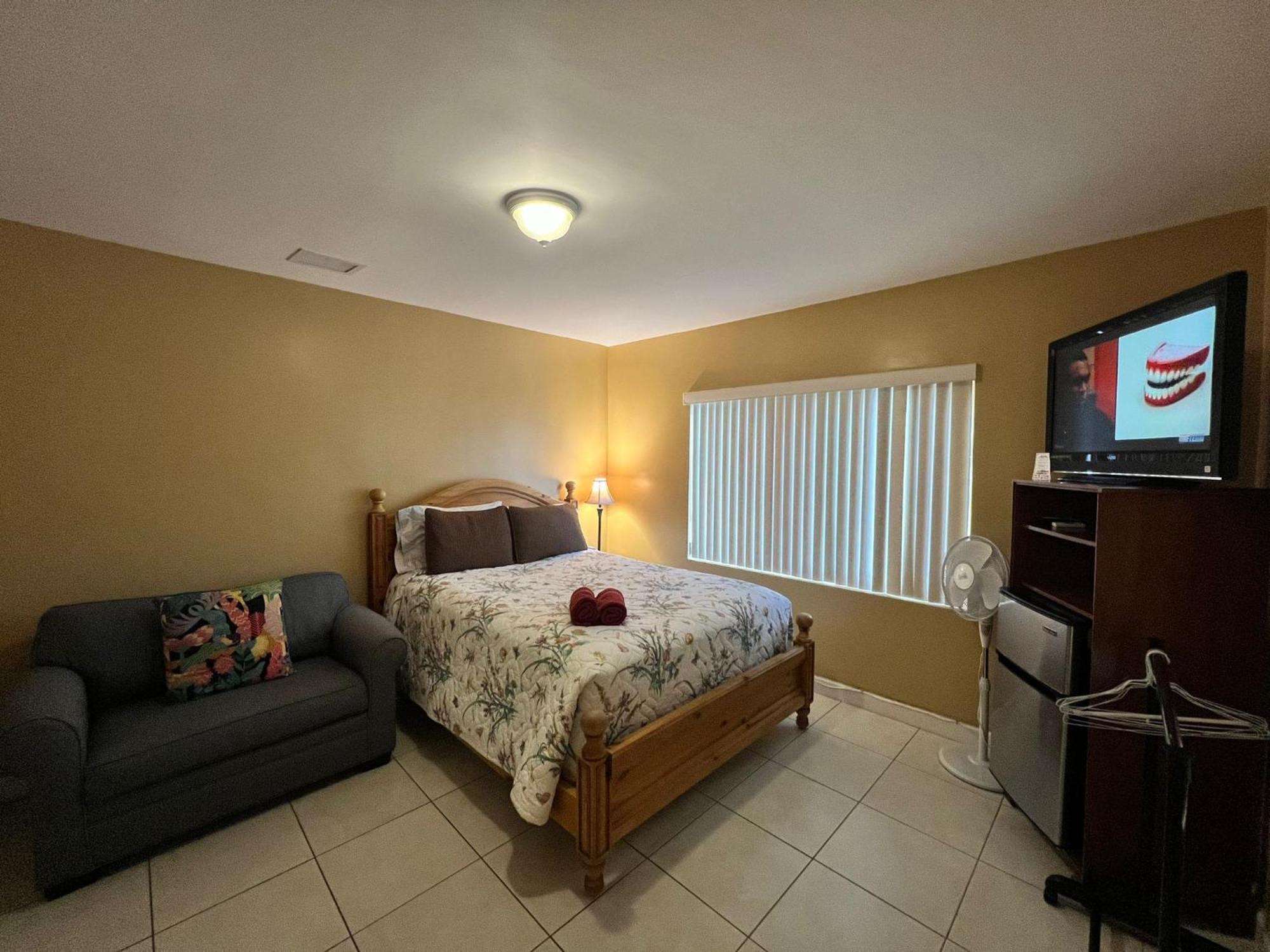 Royal Poinciana Inn Miami Springs Exterior foto